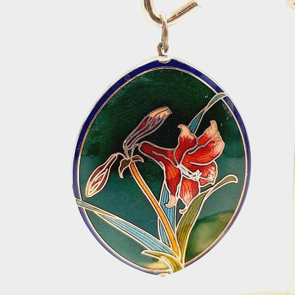 Vintage Cloisonné Enamel Pendant Red Flower on Green Oval No Chain 2 Inch - Picture 6 of 7